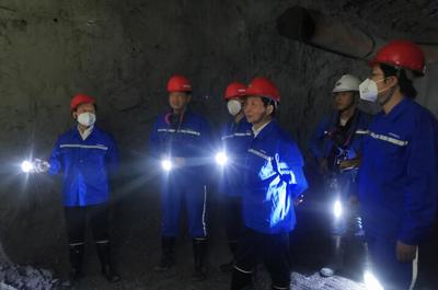 局黨委委員、副局長胡清樂深入宜昌公司杉西礦山開展技術調研與安全檢查